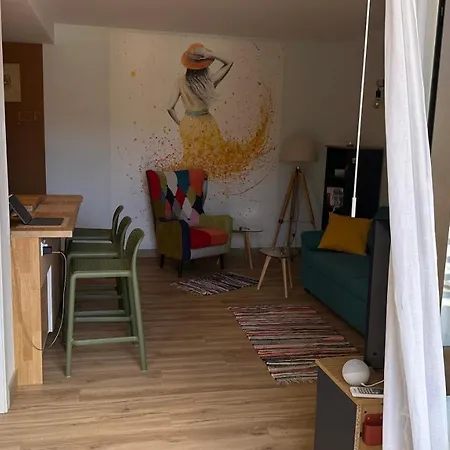 Air-conditioned, Remarkably Beautiful Apartment, Fibre Wi-fi, Pool 아로나