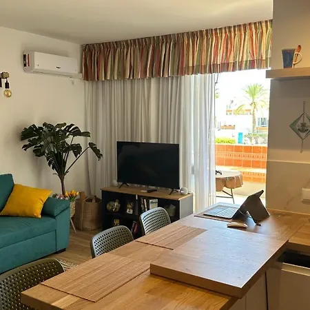 Air-conditioned, Remarkably Beautiful Apartment, Fibre Wi-fi, Pool أرونا